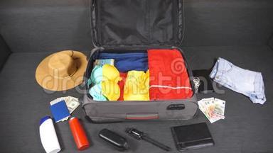 衣服和东西装满手提箱。 准备夏季旅行。 包装磨损等配件装袋.. 规划